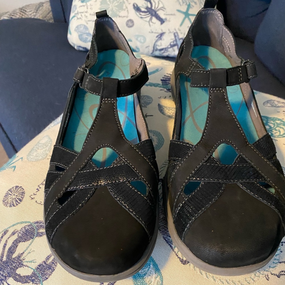 Aravon Women’s Beaumont Fisherman Sandal. Black. 11. Description in photo.